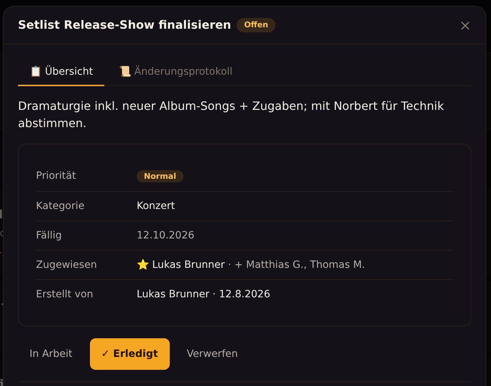 Aufgaben-Detail in Stabando: Beschreibung, Priorität, Kategorie Konzert, Fälligkeitsdatum, Hauptverantwortlicher plus Mit-Verantwortliche, Ersteller, Status umschalten und Reiter Änderungsprotokoll