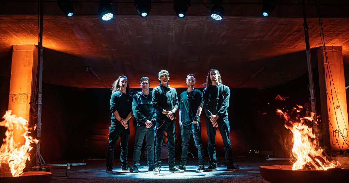 Die Band Embrace The Fire im Scheinwerferlicht auf der Bühne