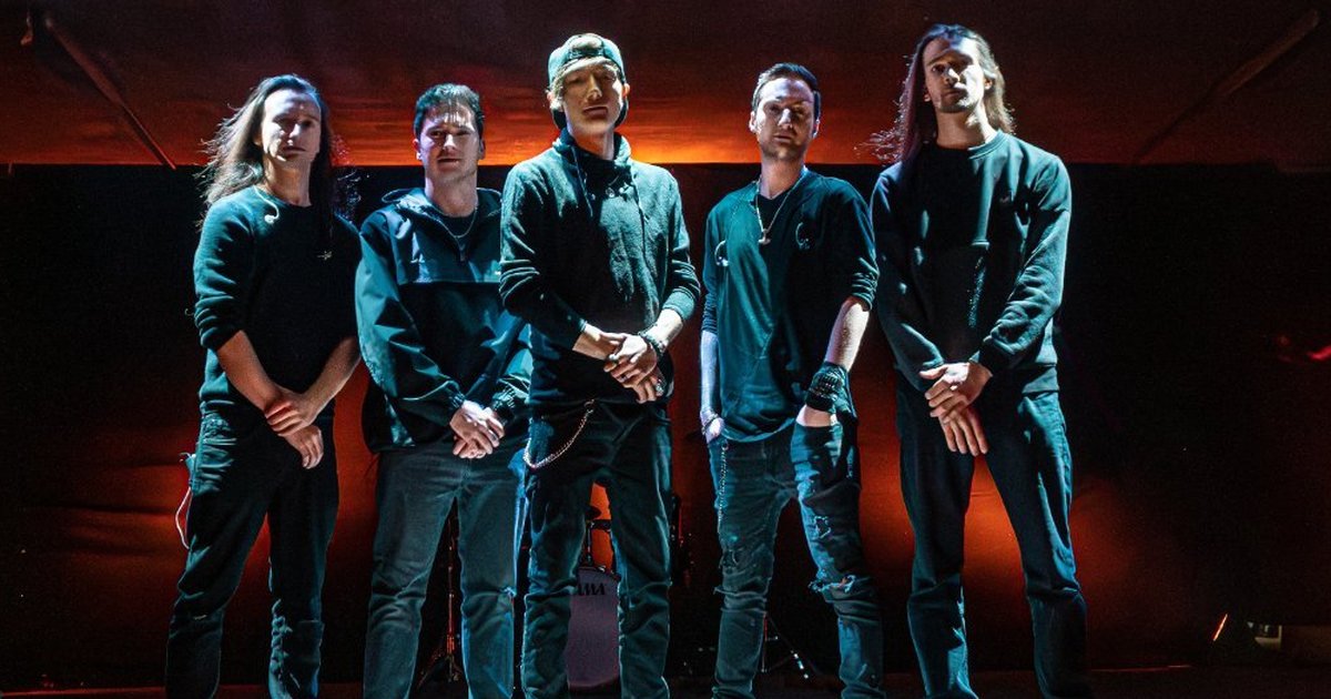 Musiker sitzen bei Gitarren und Getränken zusammen und unterhalten sich in einer gemütlichen Tiroler Stube